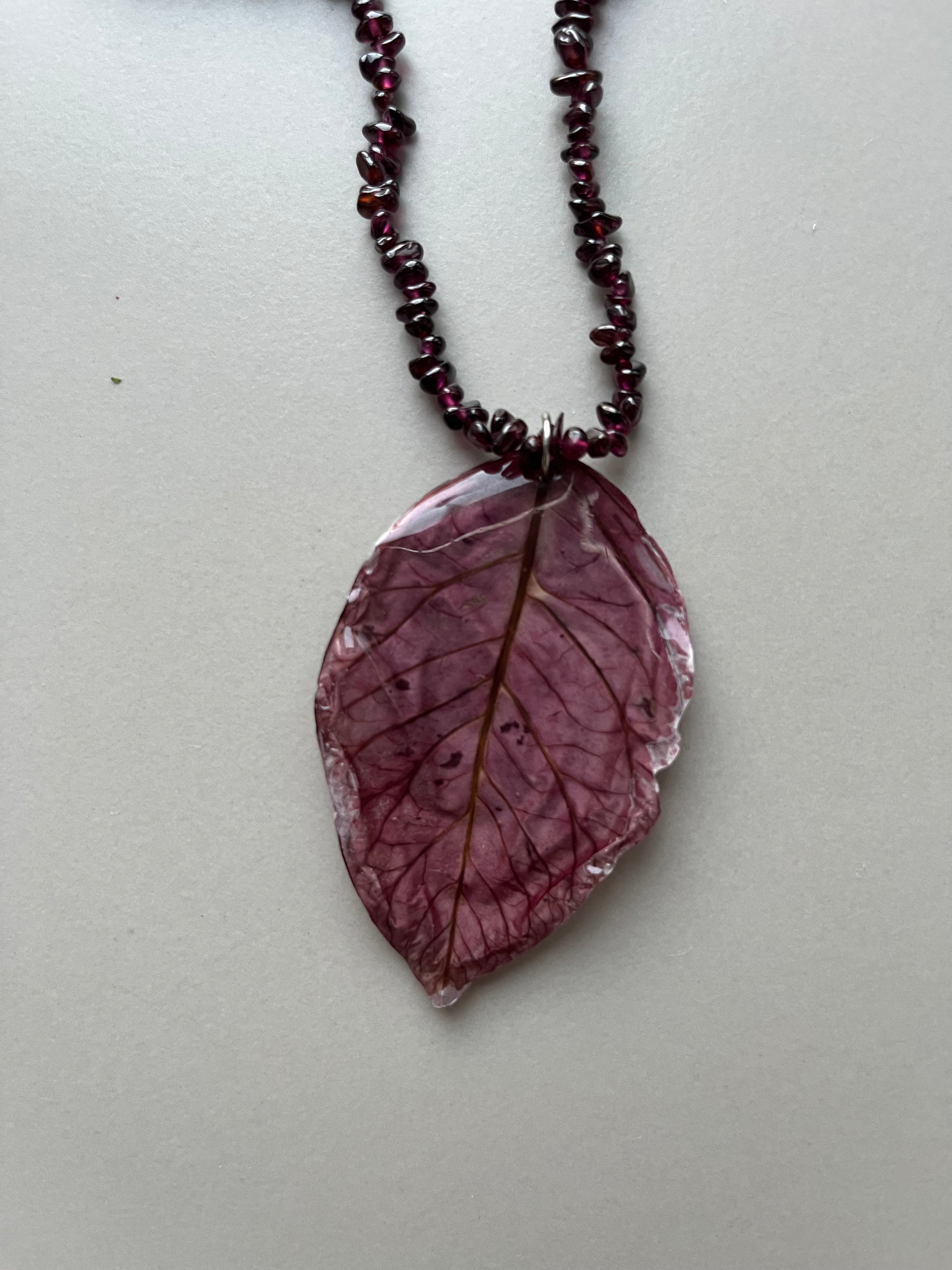 Collar largo hoja morada