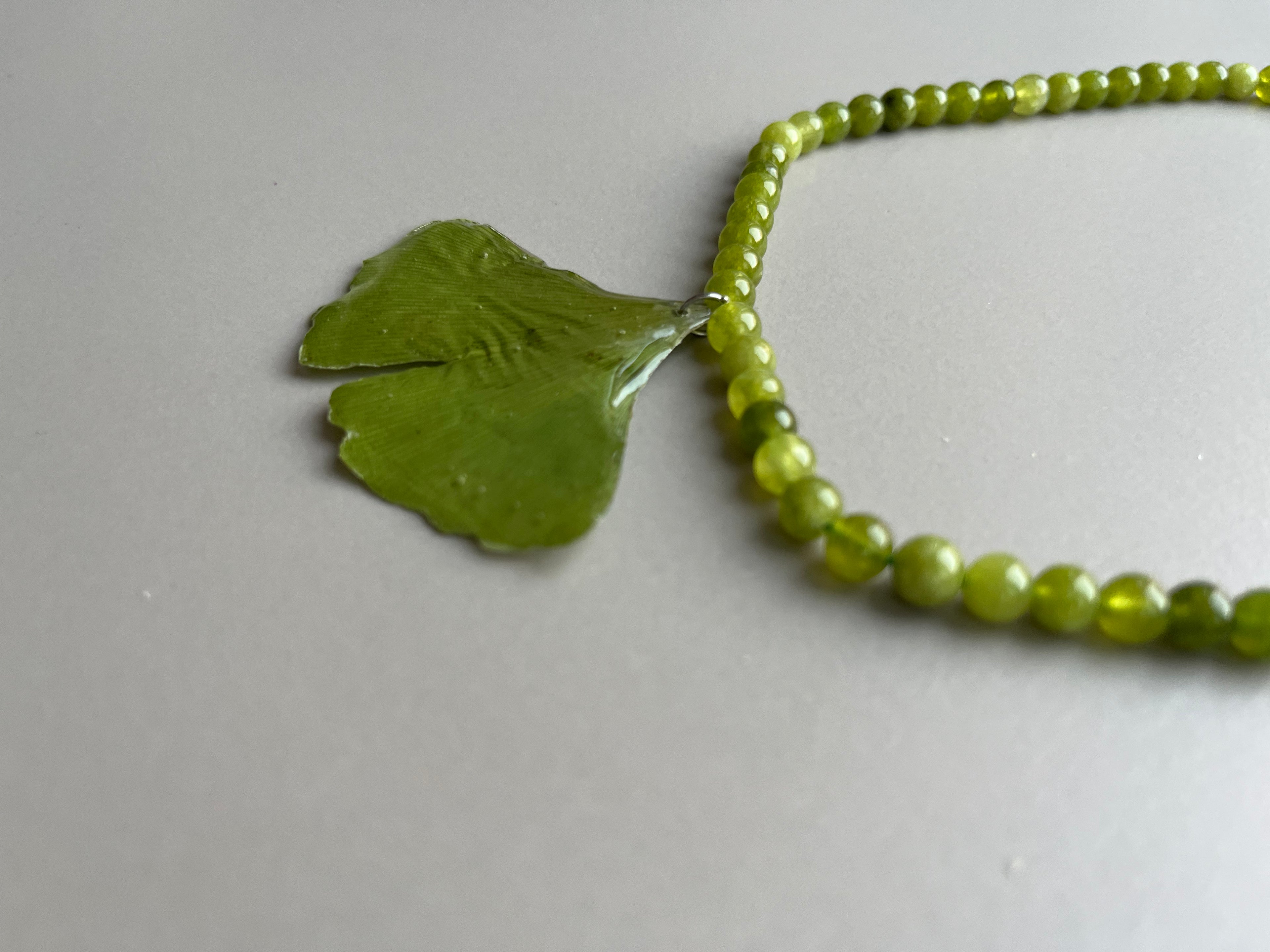 Collar corto verde Ginkgo Biloba