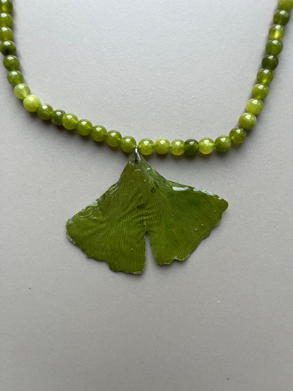 Collar corto verde Ginkgo Biloba