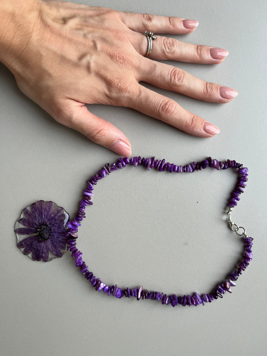 Collar corto margarita morada
