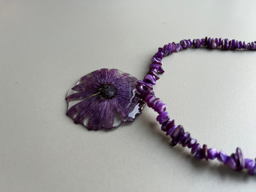Collar corto margarita morada