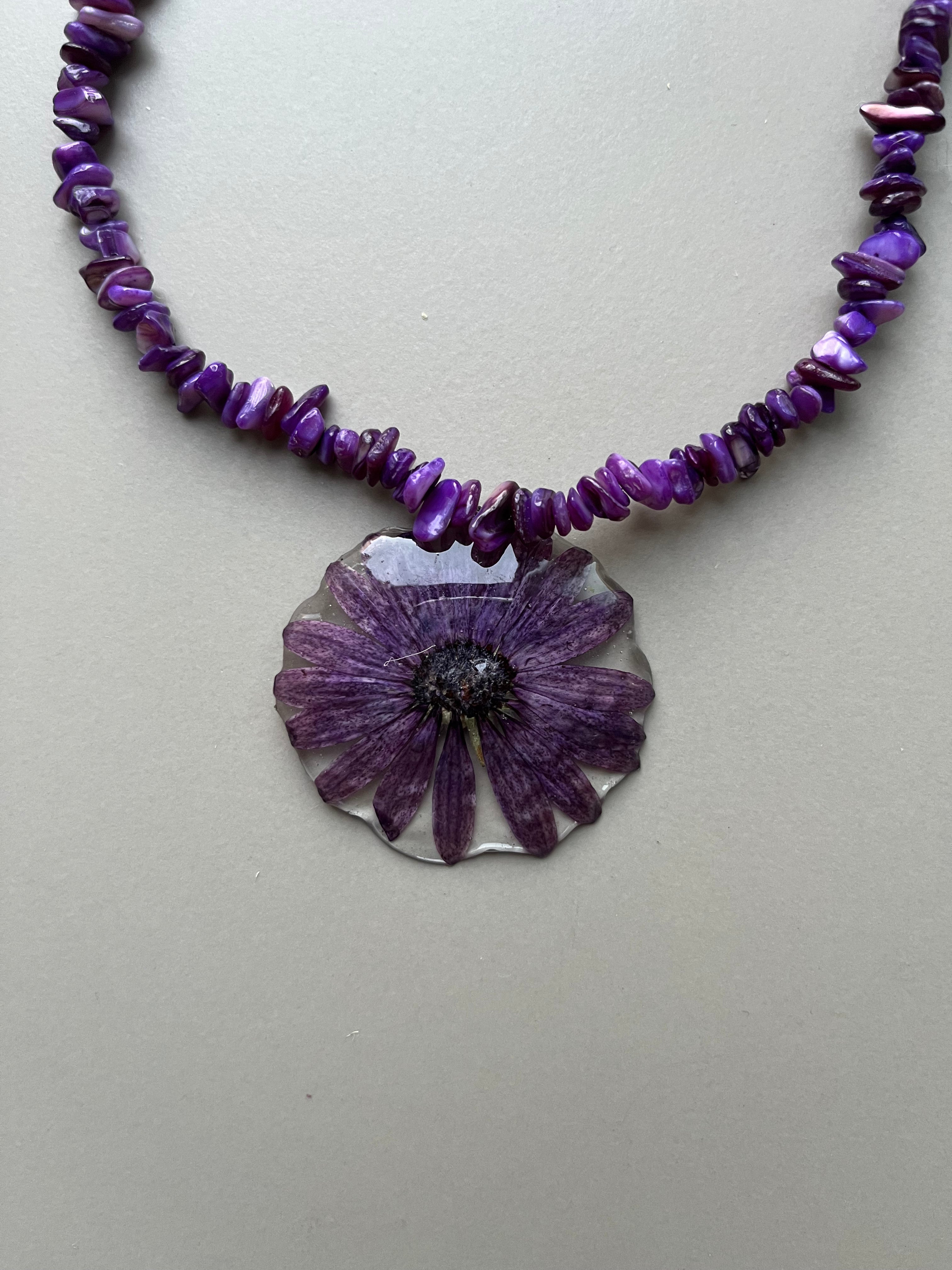Collar corto margarita morada