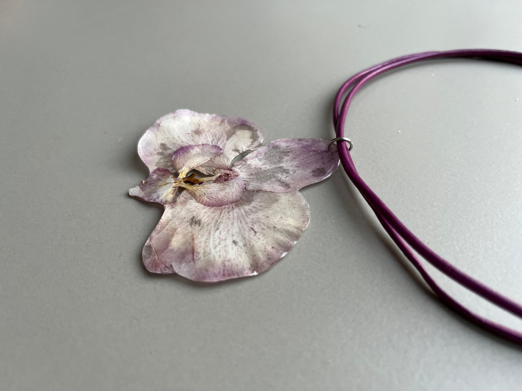 Gargantilla cuero orquídea