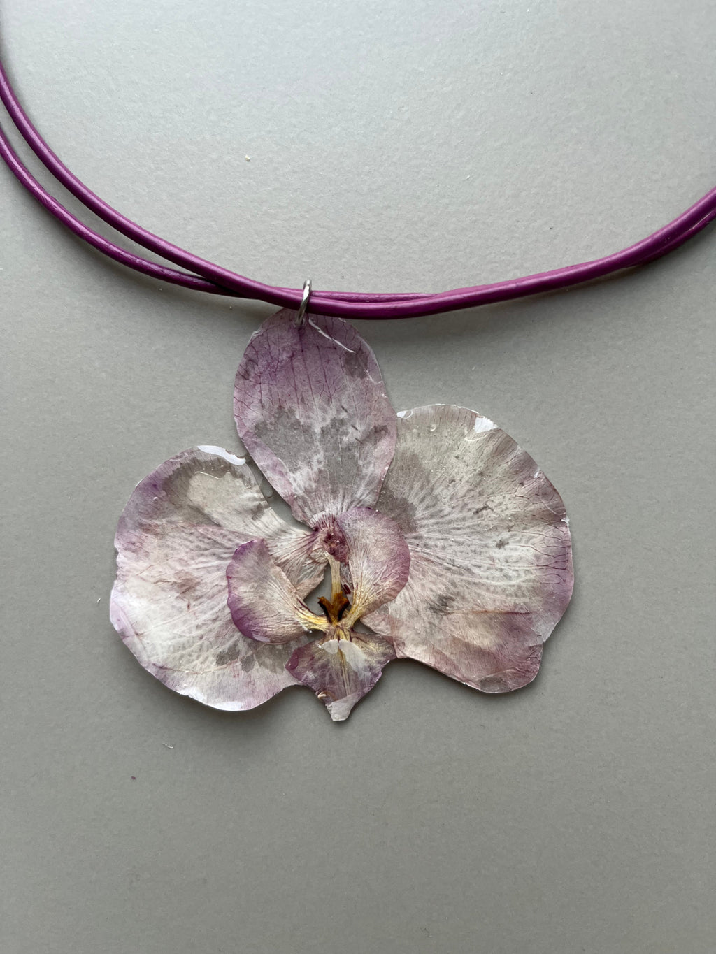 Gargantilla cuero orquídea