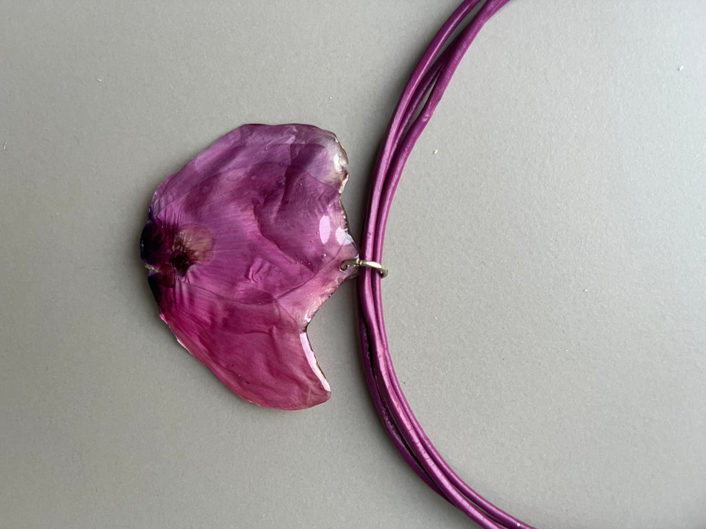 Gargantilla cuero flor rosa