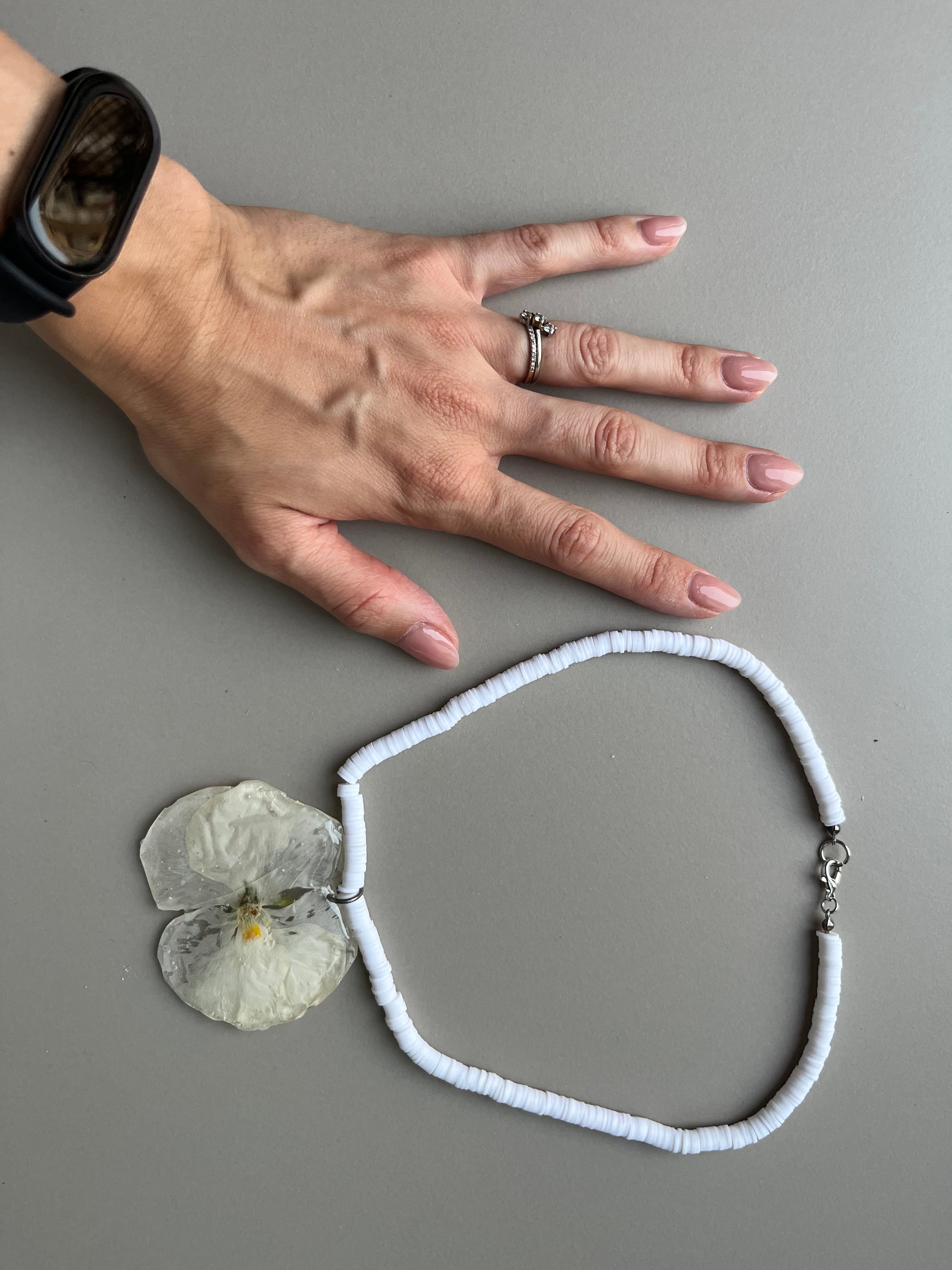 Gargantilla goma flor blanca
