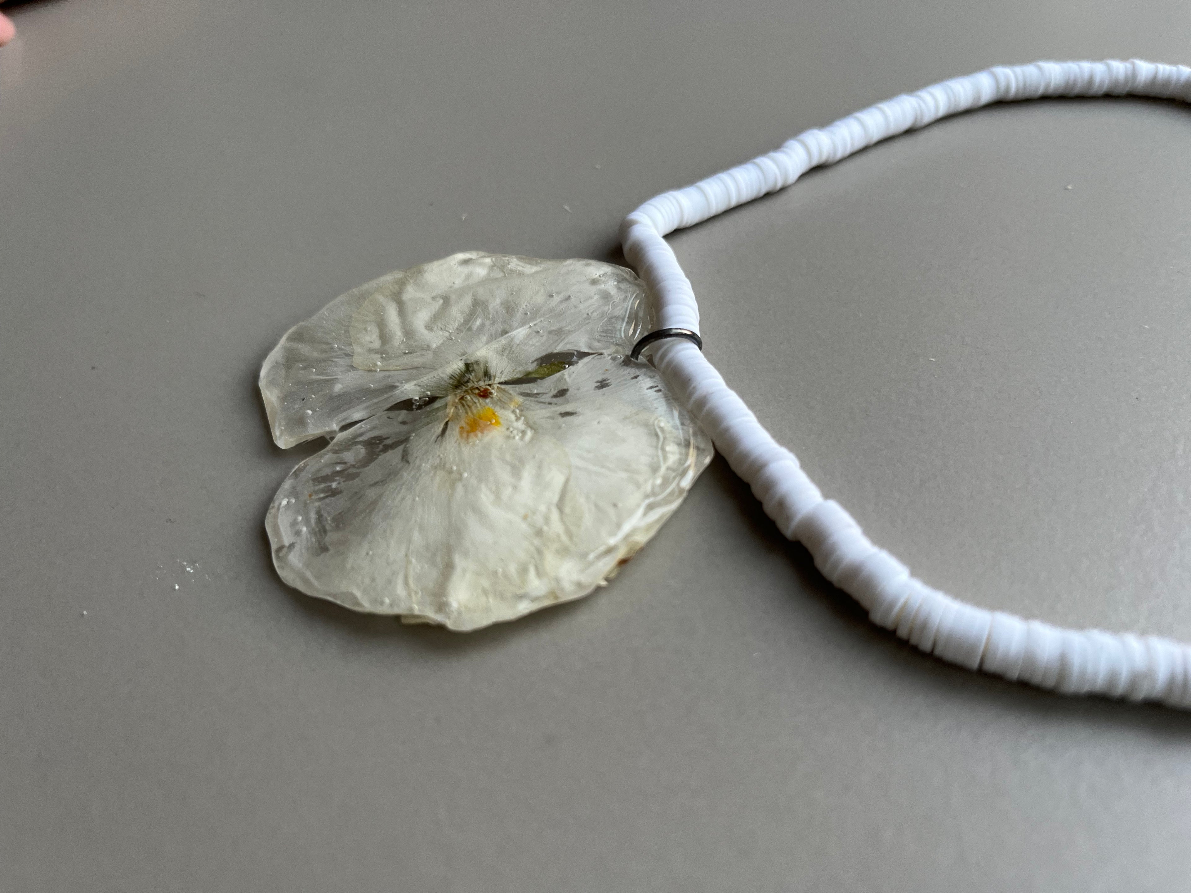 Gargantilla goma flor blanca