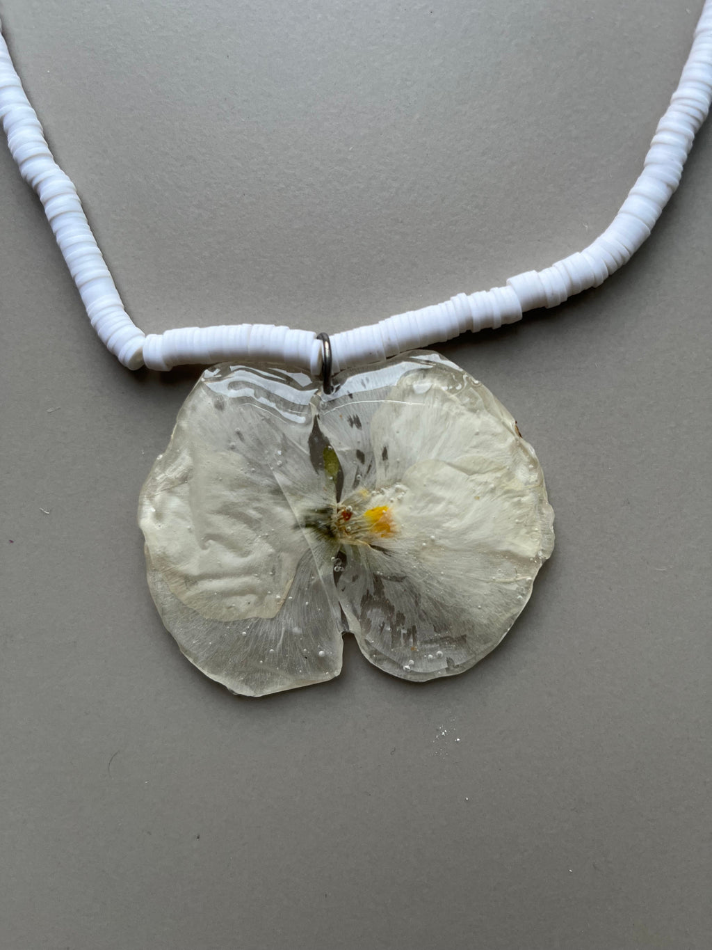 Gargantilla goma flor blanca