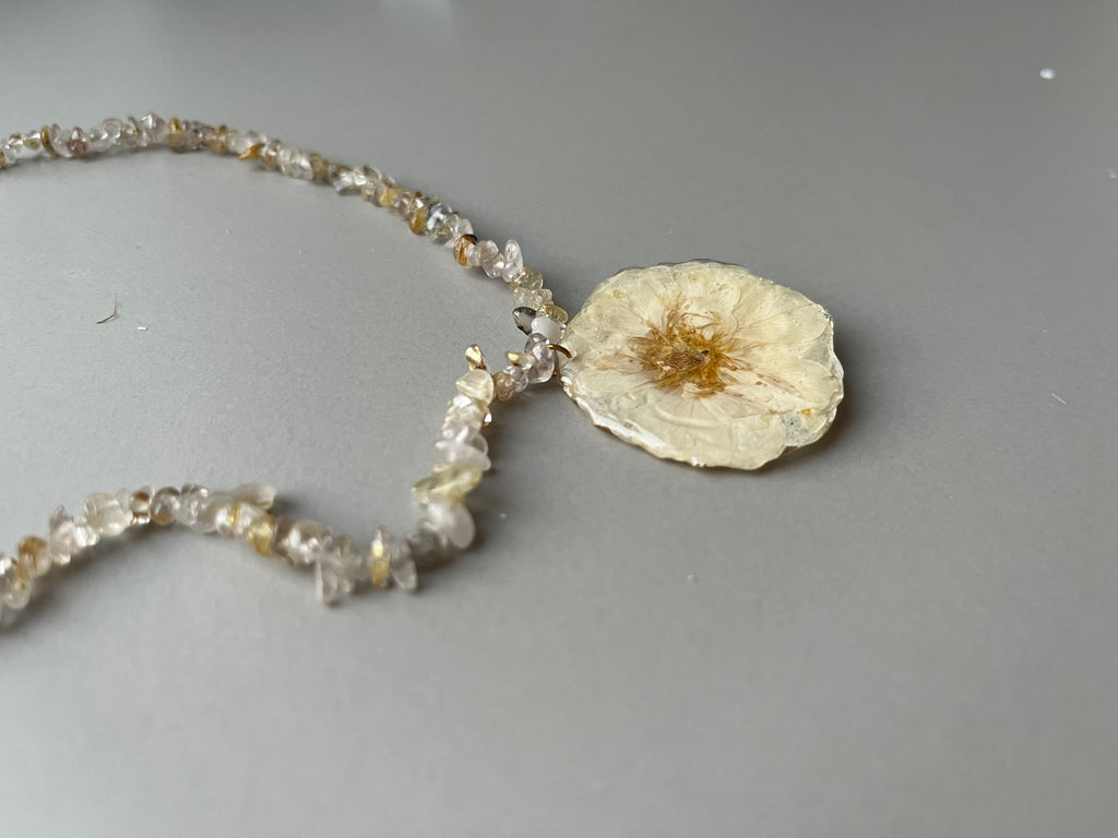 Collar corto piedras rosa pequeña