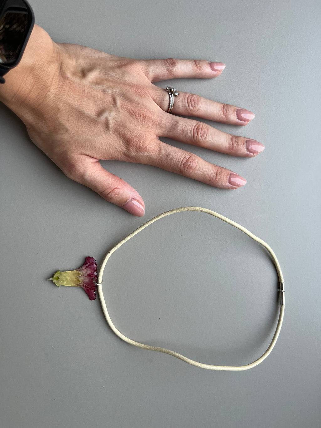 Collar corto clavel pequeño