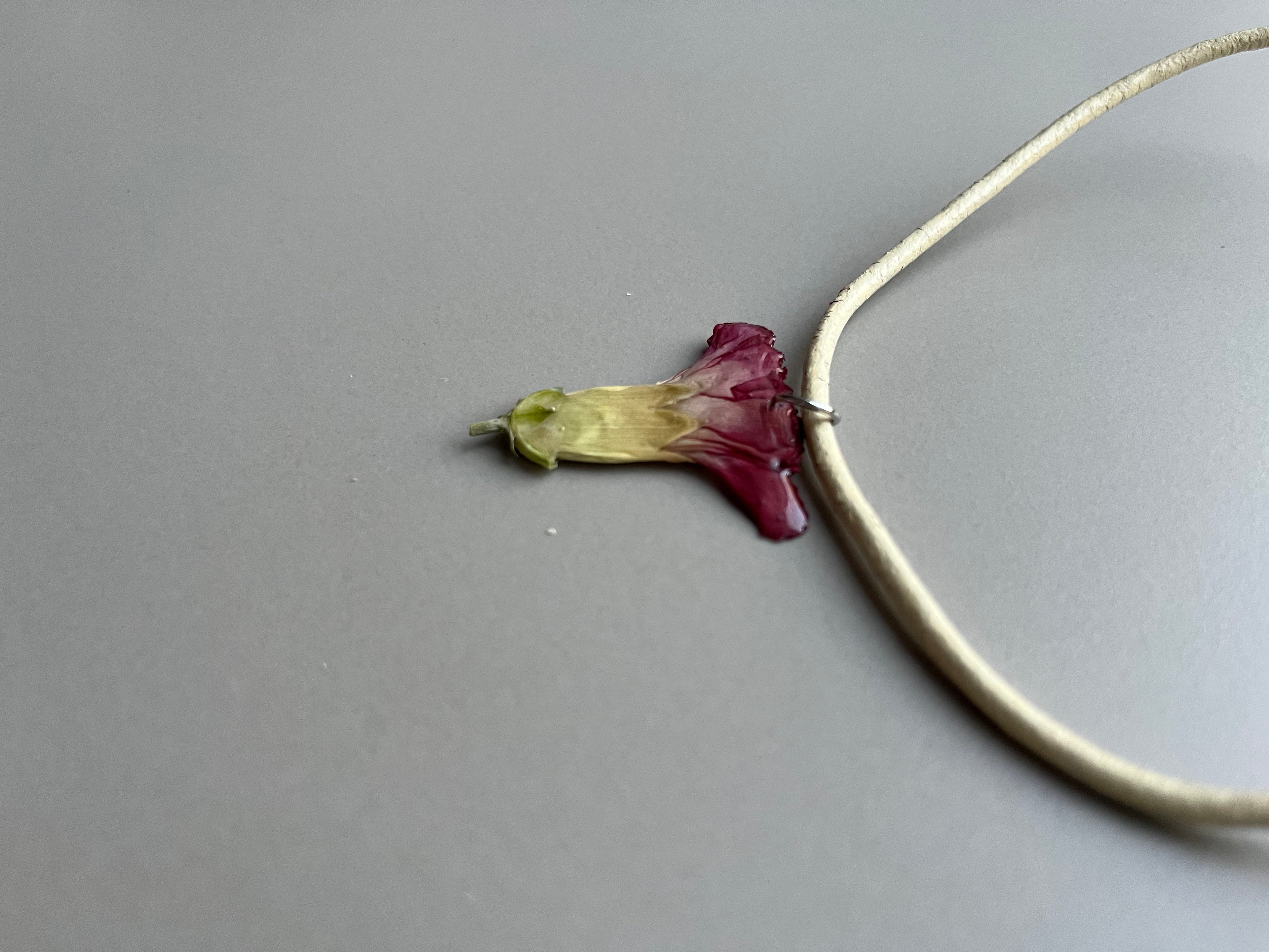 Collar corto clavel pequeño