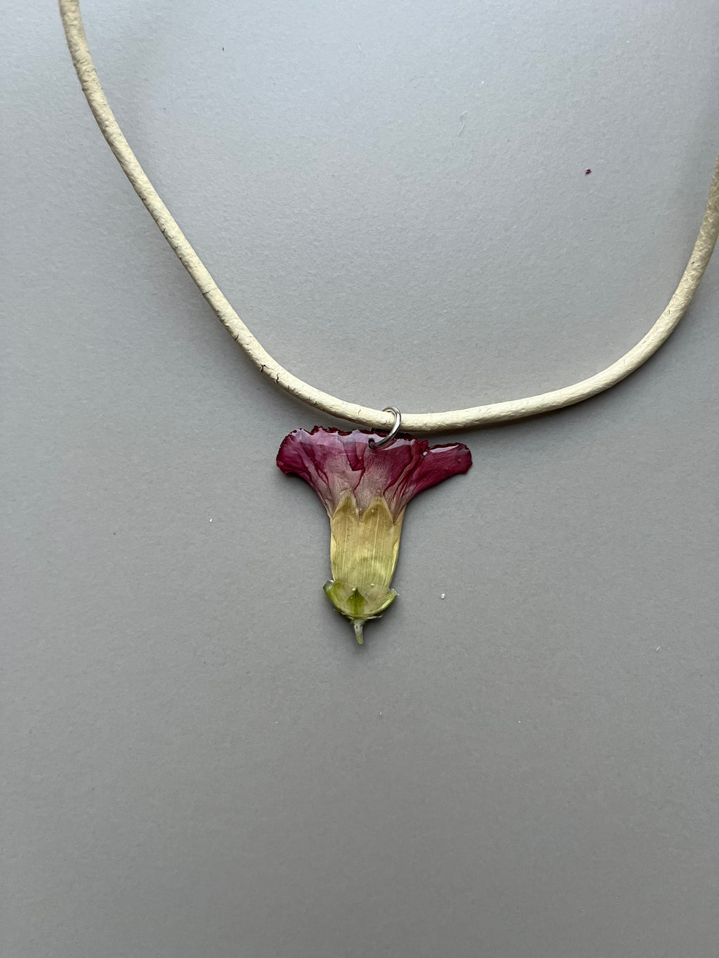 Collar corto clavel pequeño