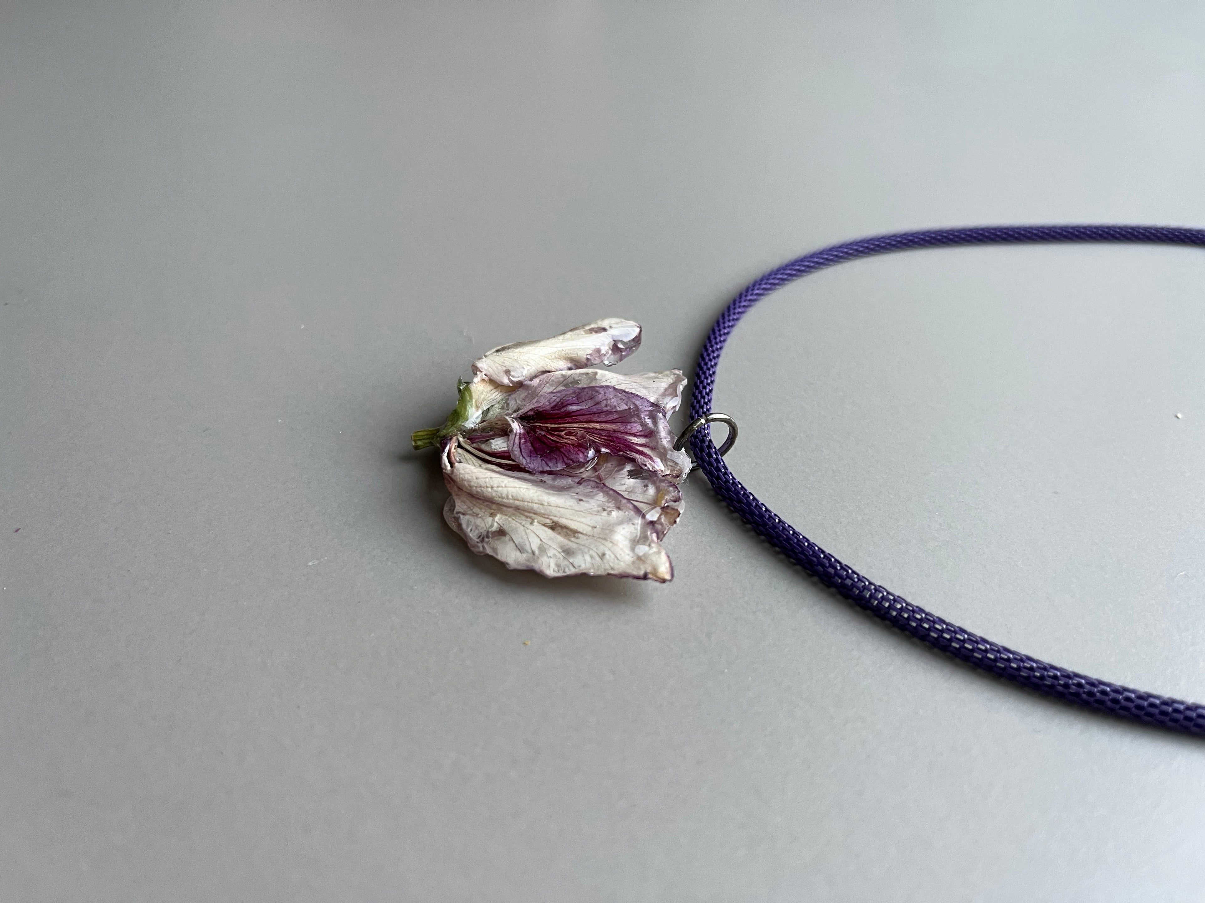 Collar corto flor pequeña relieve