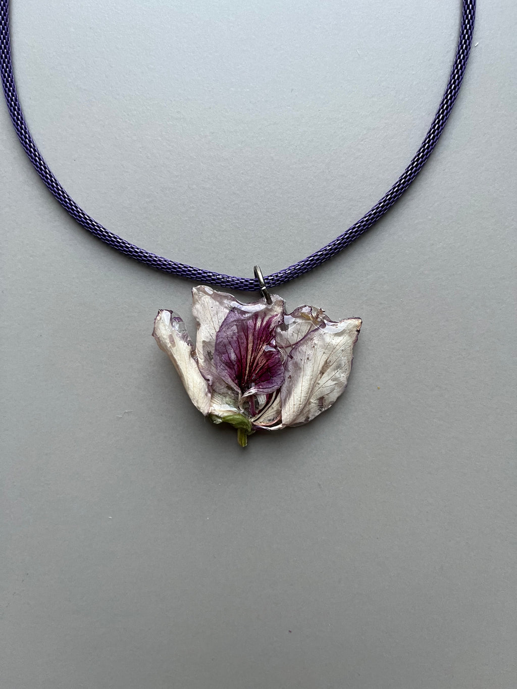 Collar corto flor pequeña relieve