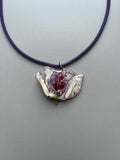 Collar corto flor pequeña relieve