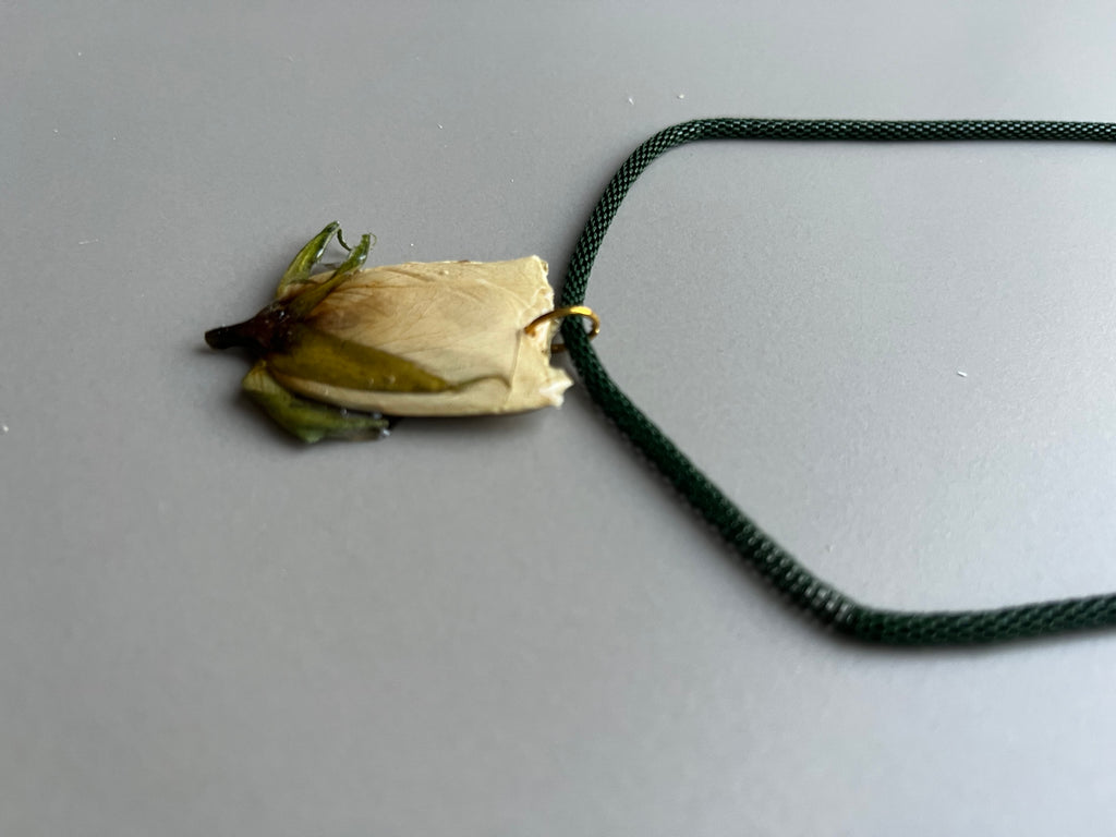 Collar corto rosa pequeña perfil