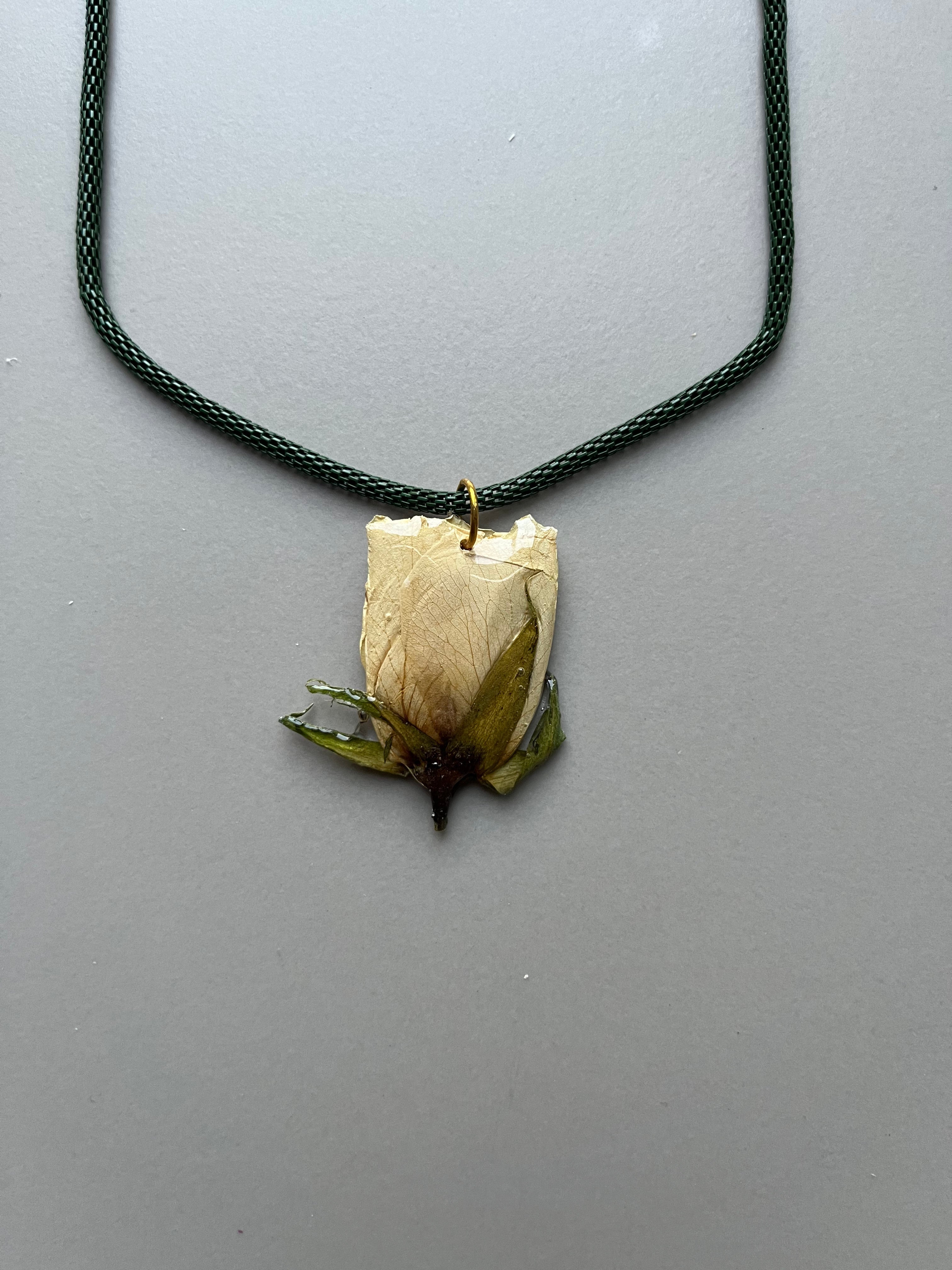 Collar corto rosa pequeña perfil