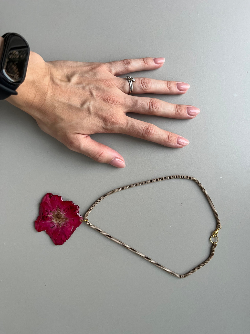 Collar corto flor rosa