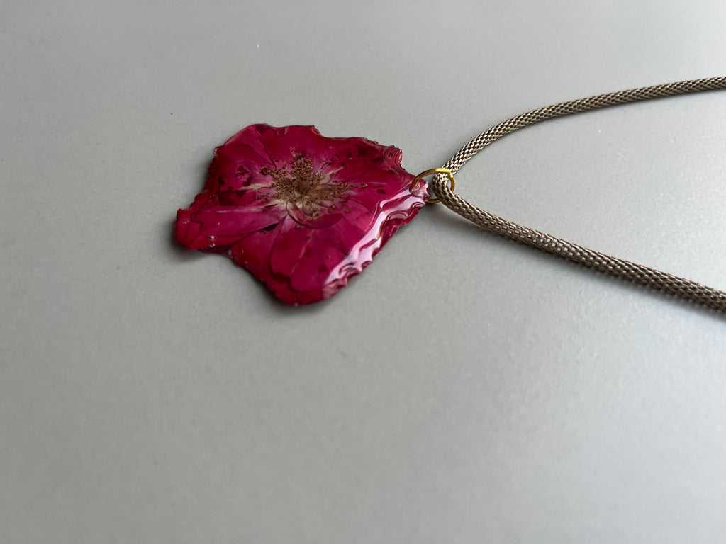 Collar corto flor rosa