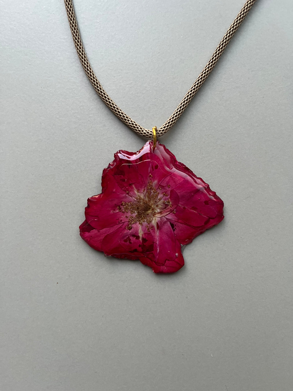 Collar corto flor rosa