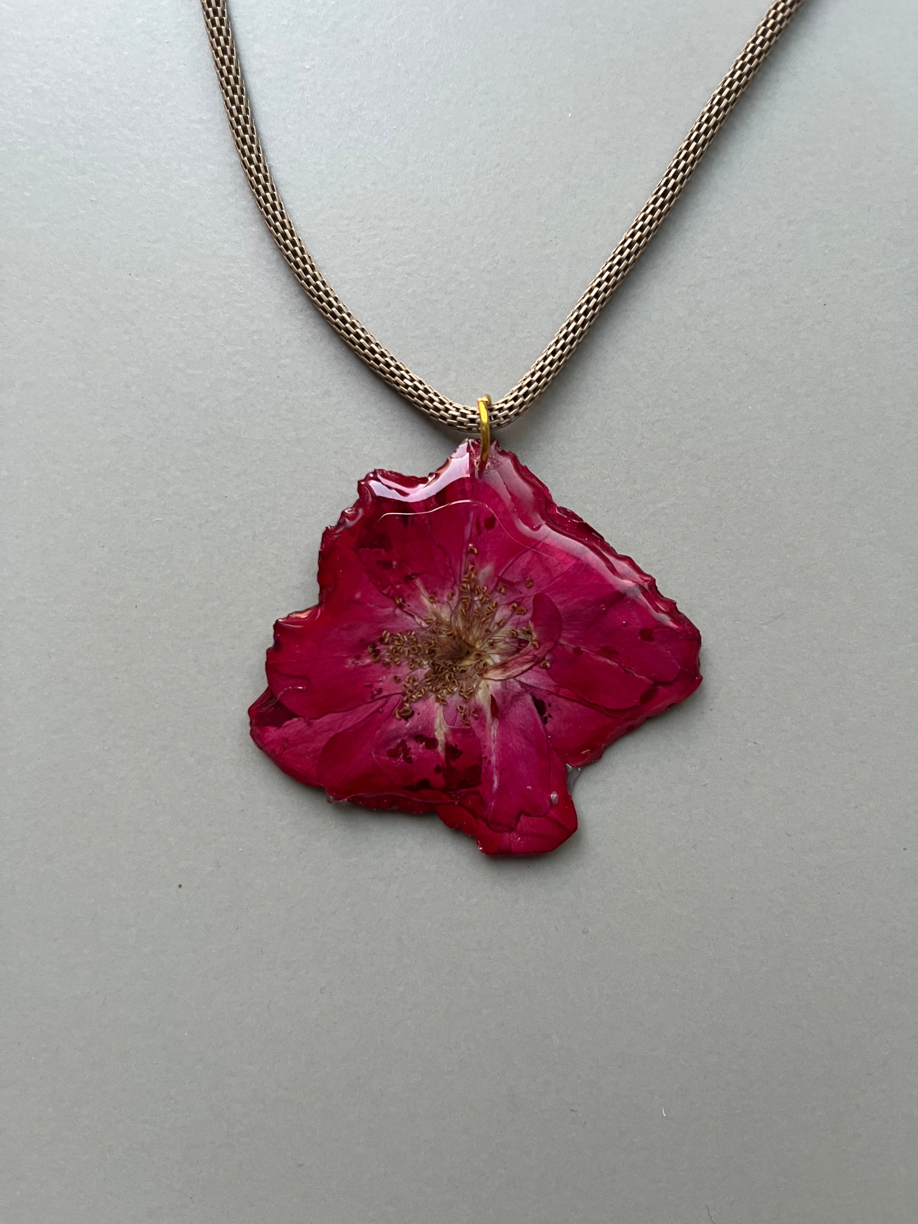 Collar corto flor rosa
