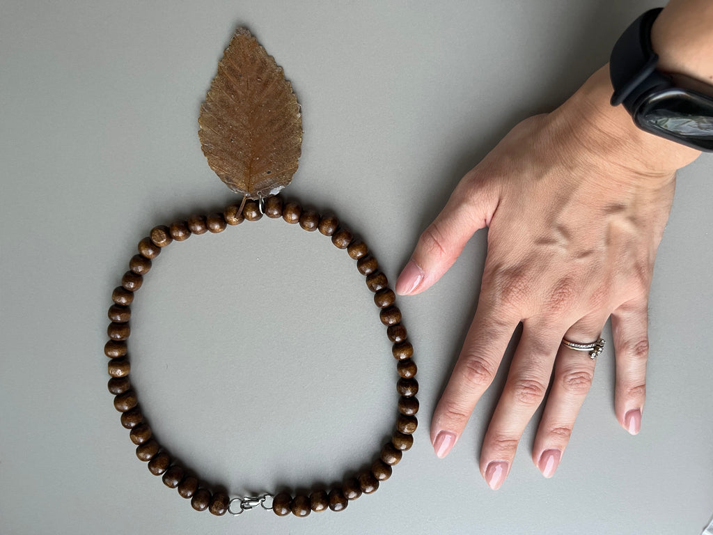 Collar corto madera hoja
