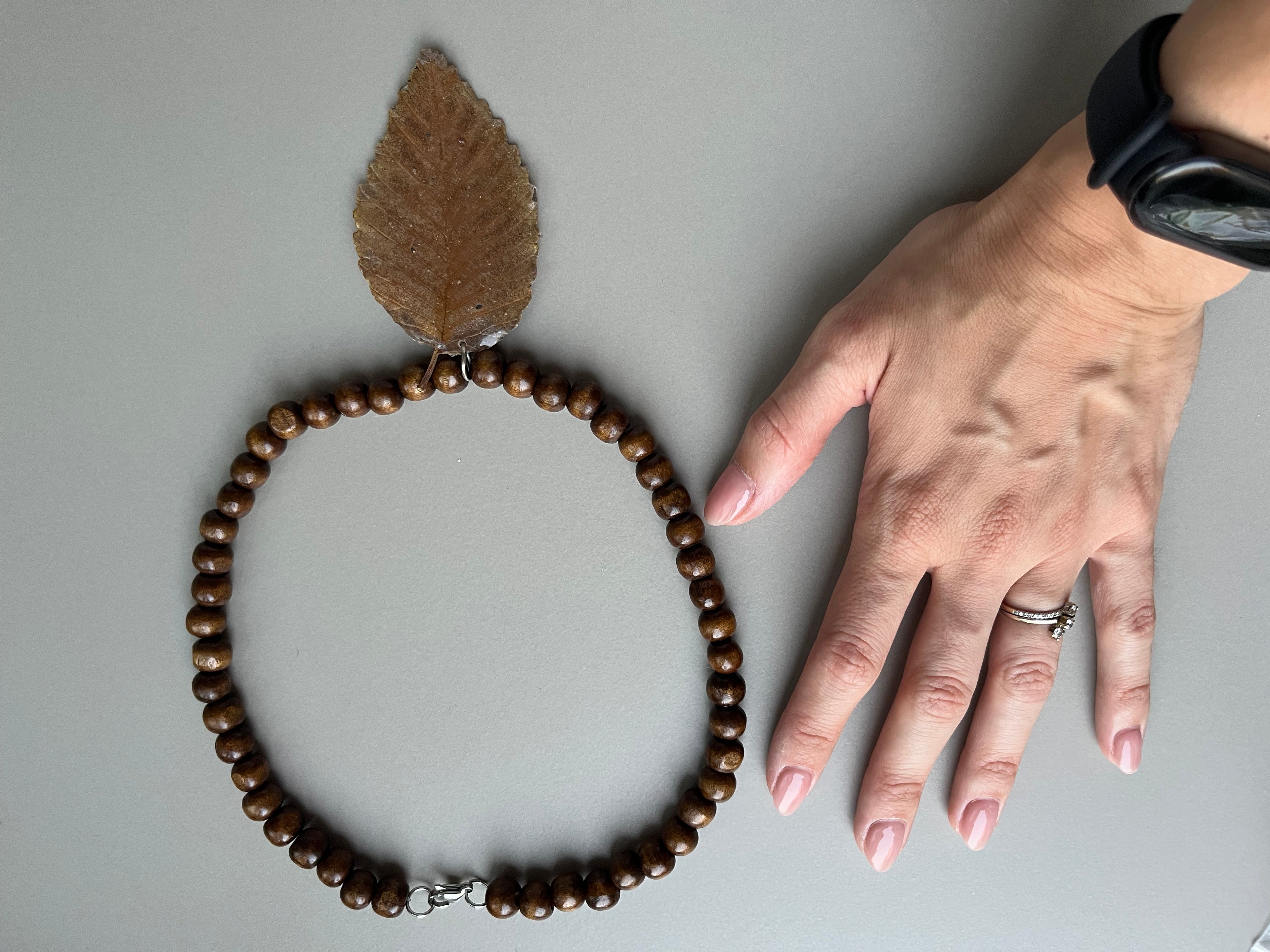 Collar corto madera hoja
