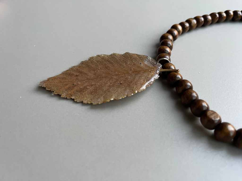 Collar corto madera hoja