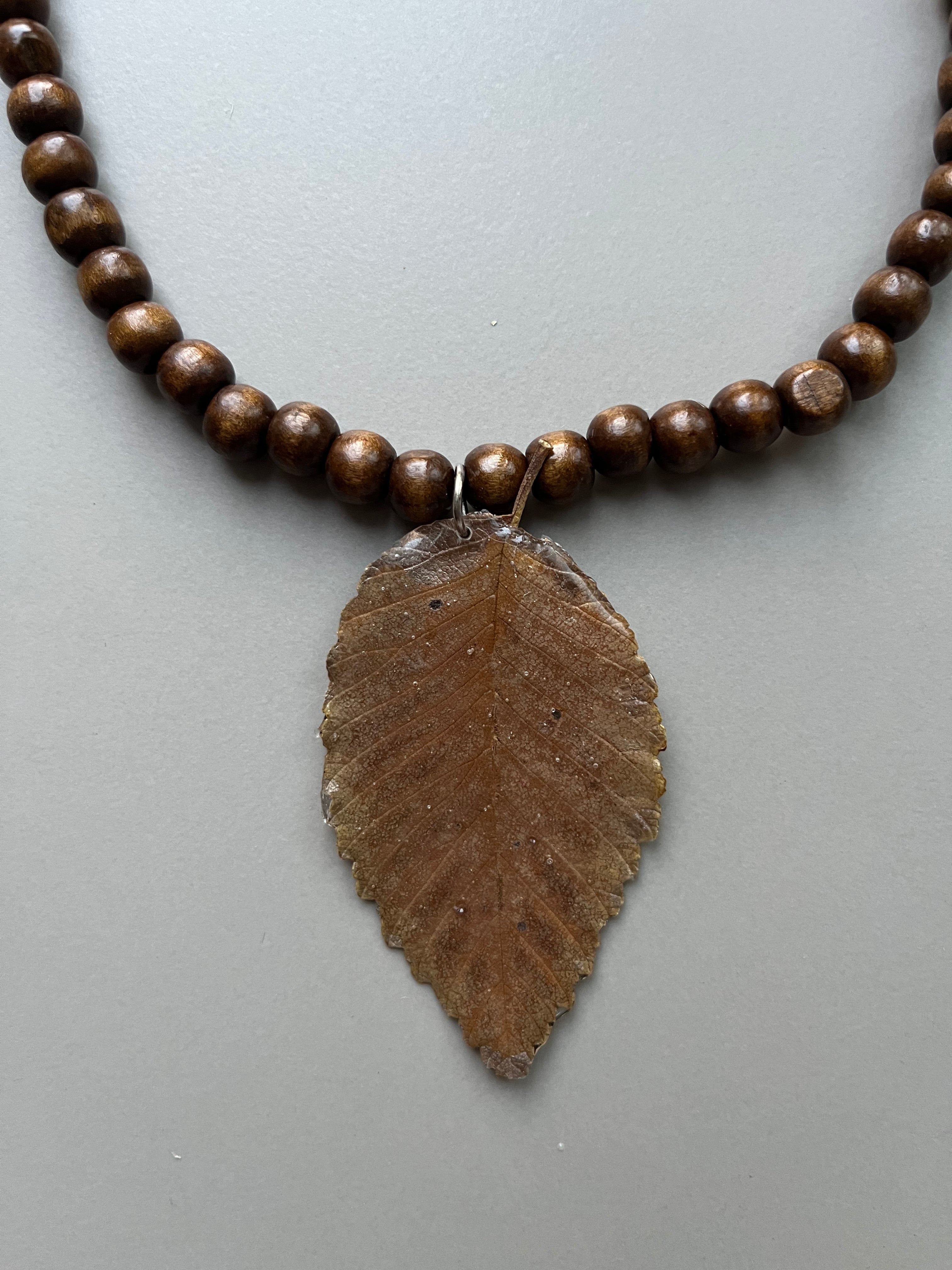 Collar corto madera hoja