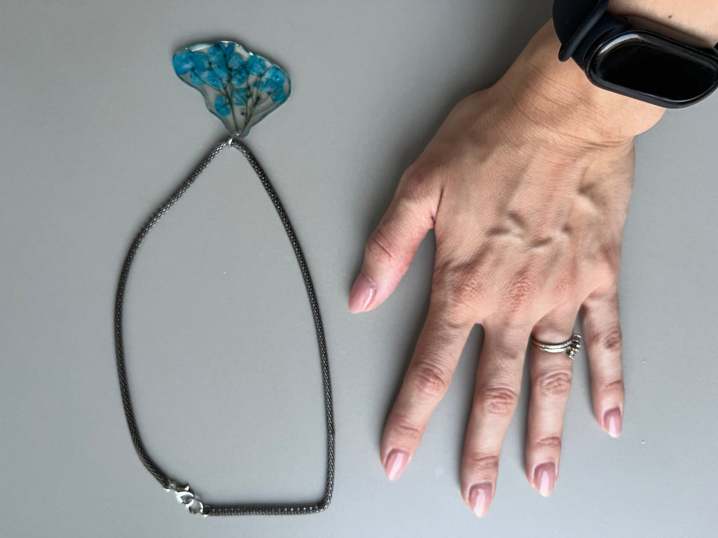 Collar corto flor azul
