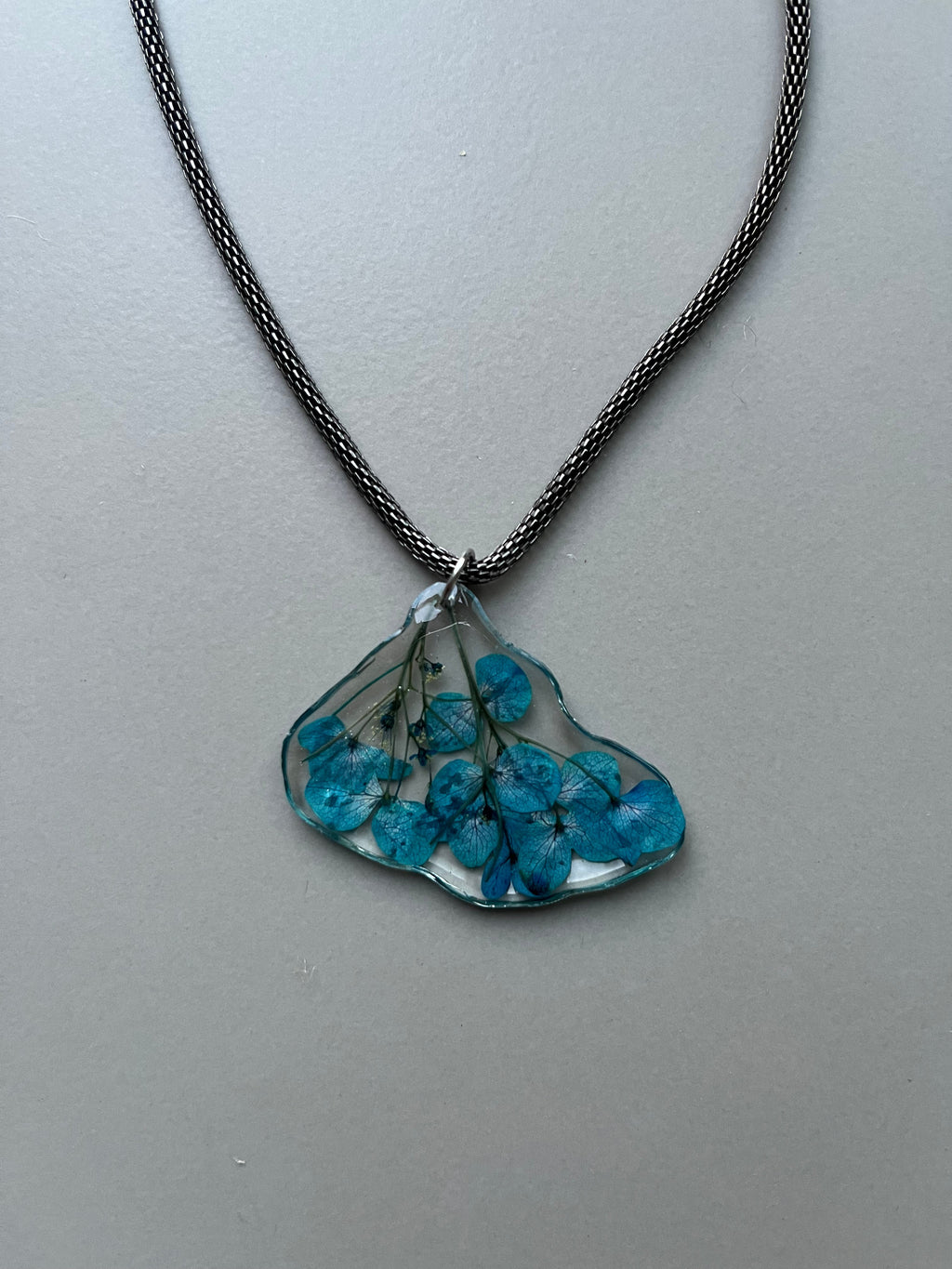 Collar corto flor azul