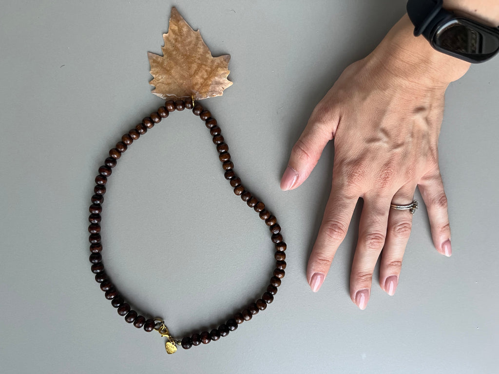 Collar corto hoja arce