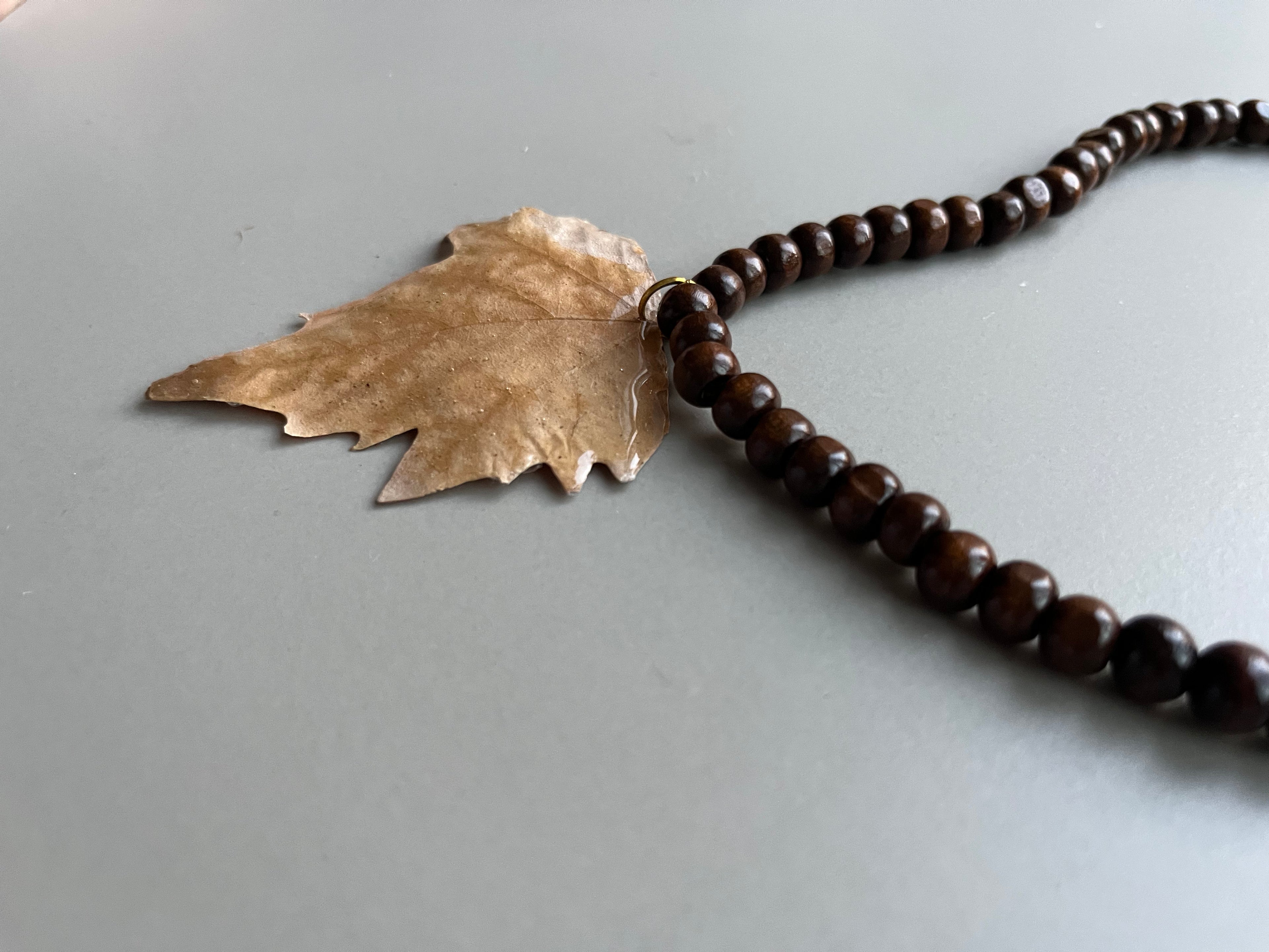 Collar corto hoja arce