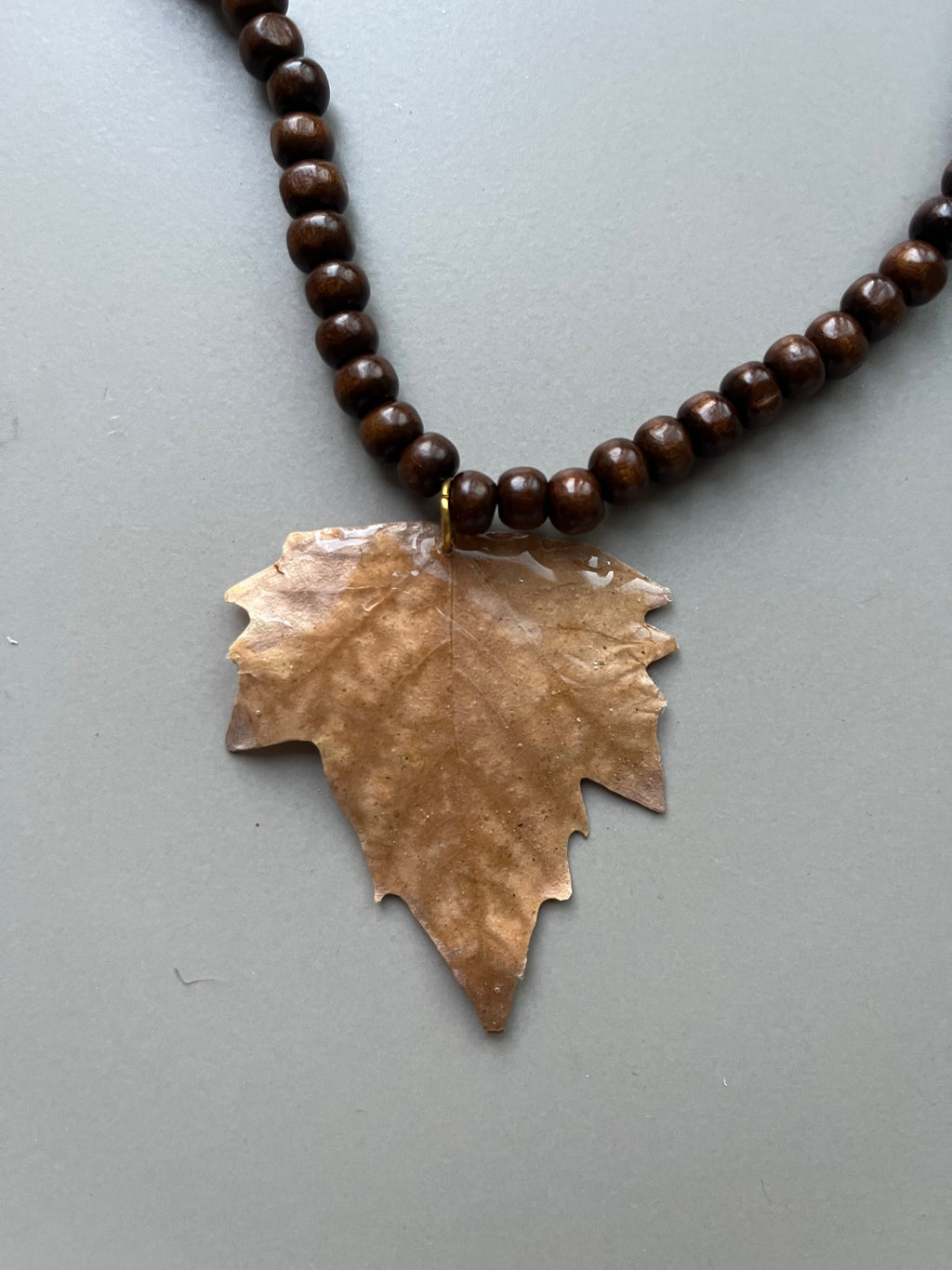 Collar corto hoja arce