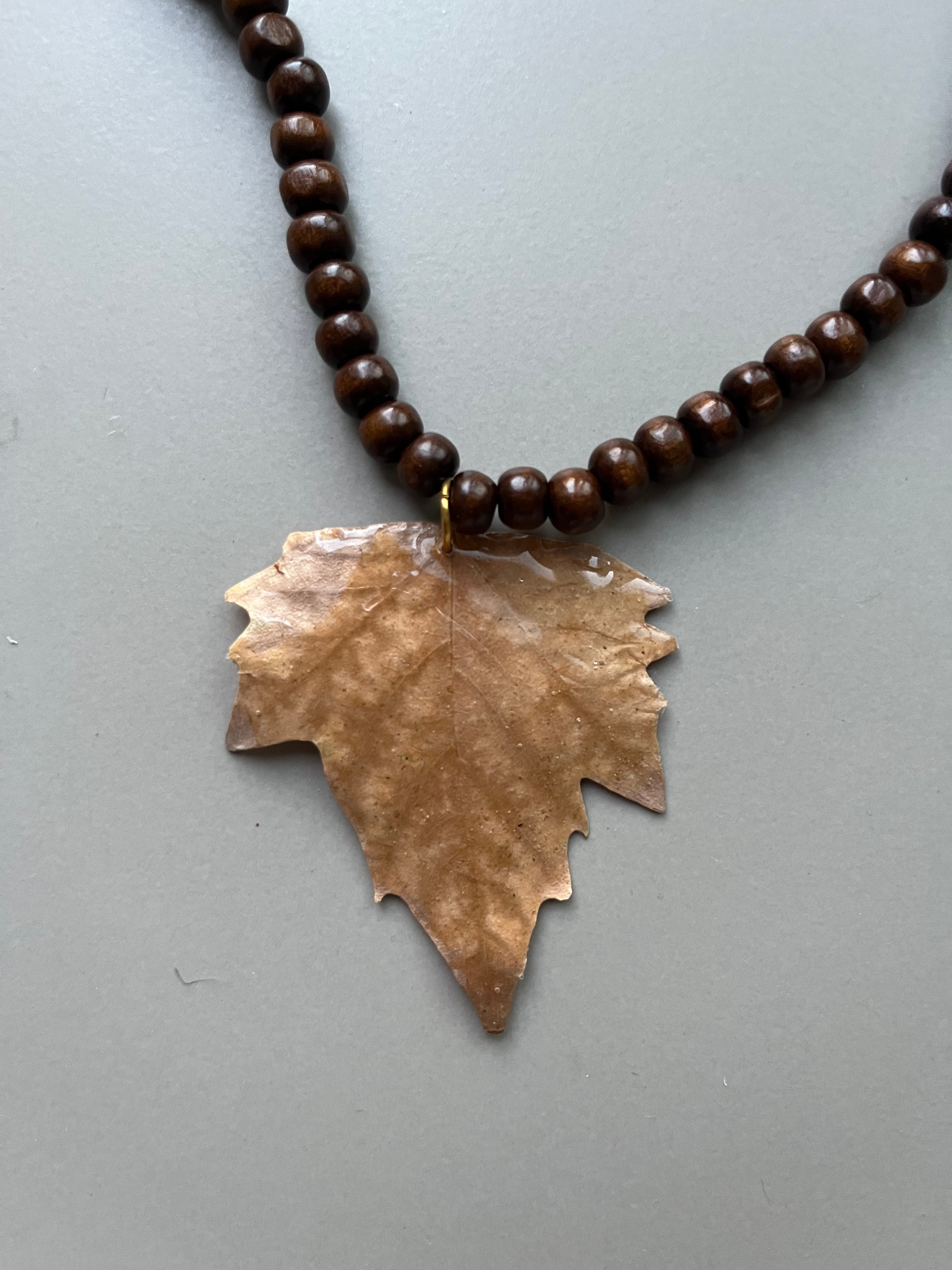 Collar corto hoja arce