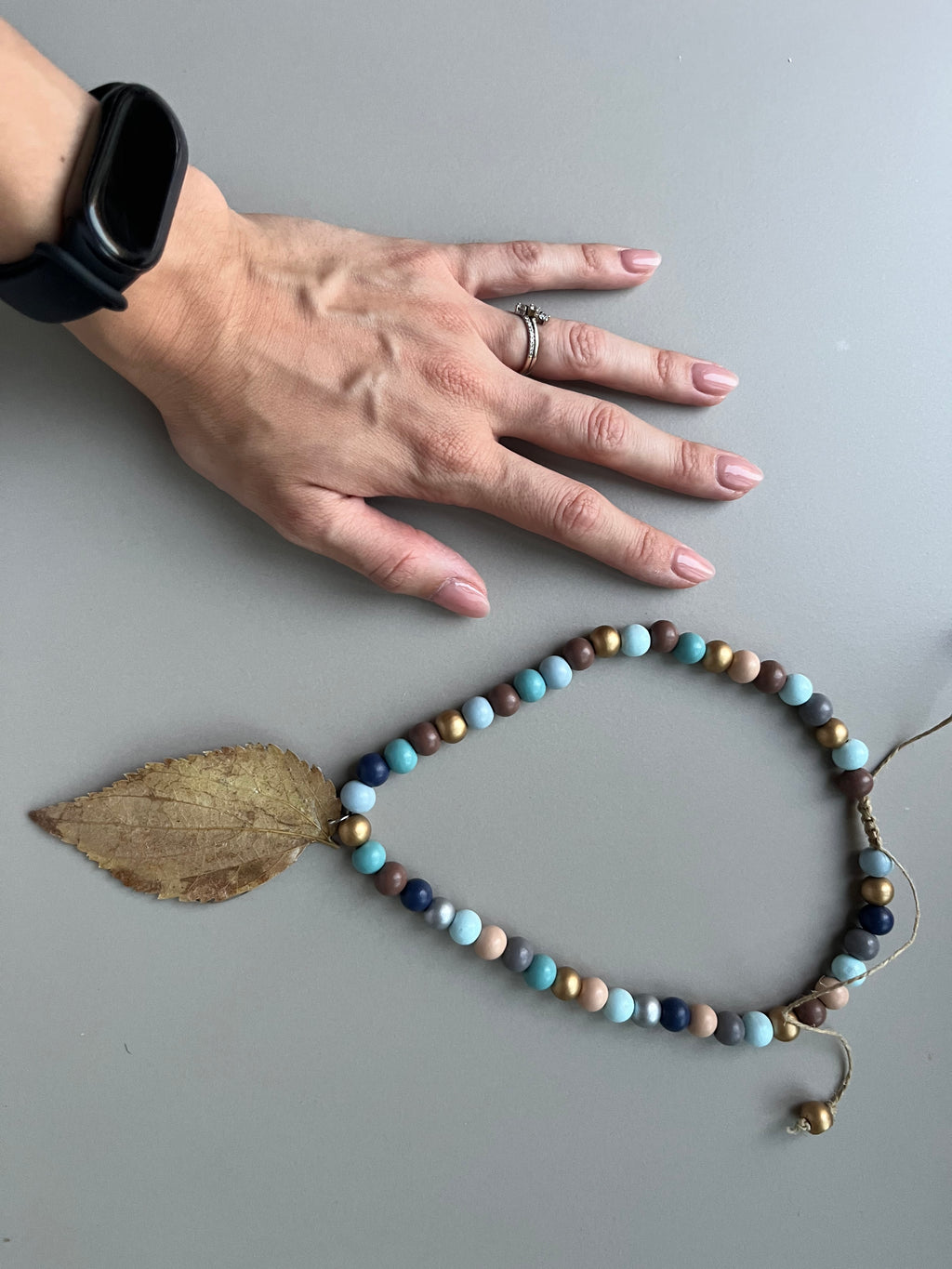 Collar corto hoja