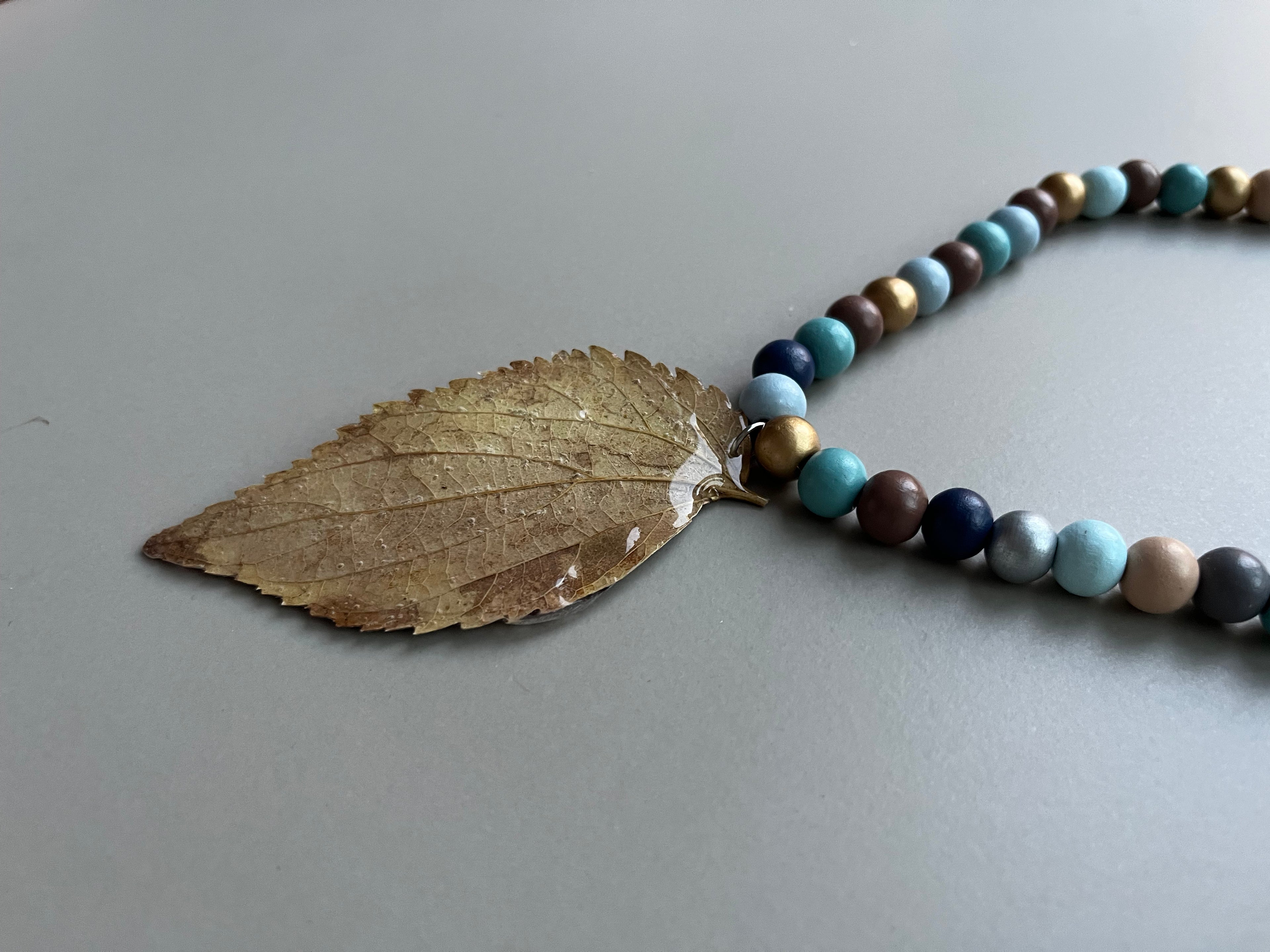 Collar corto hoja