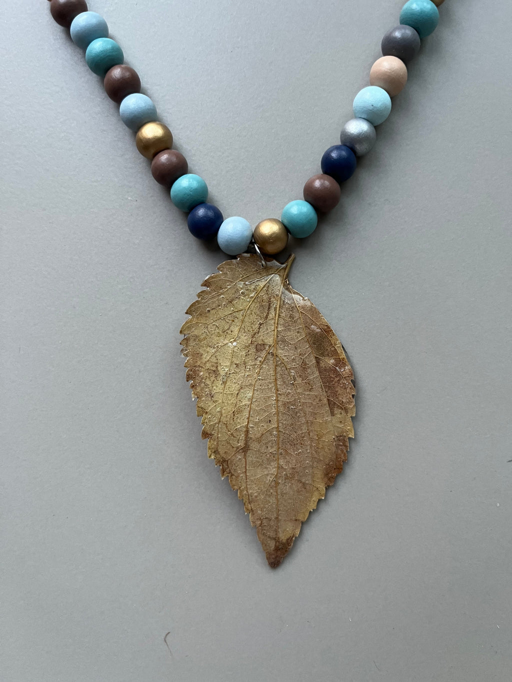 Collar corto hoja
