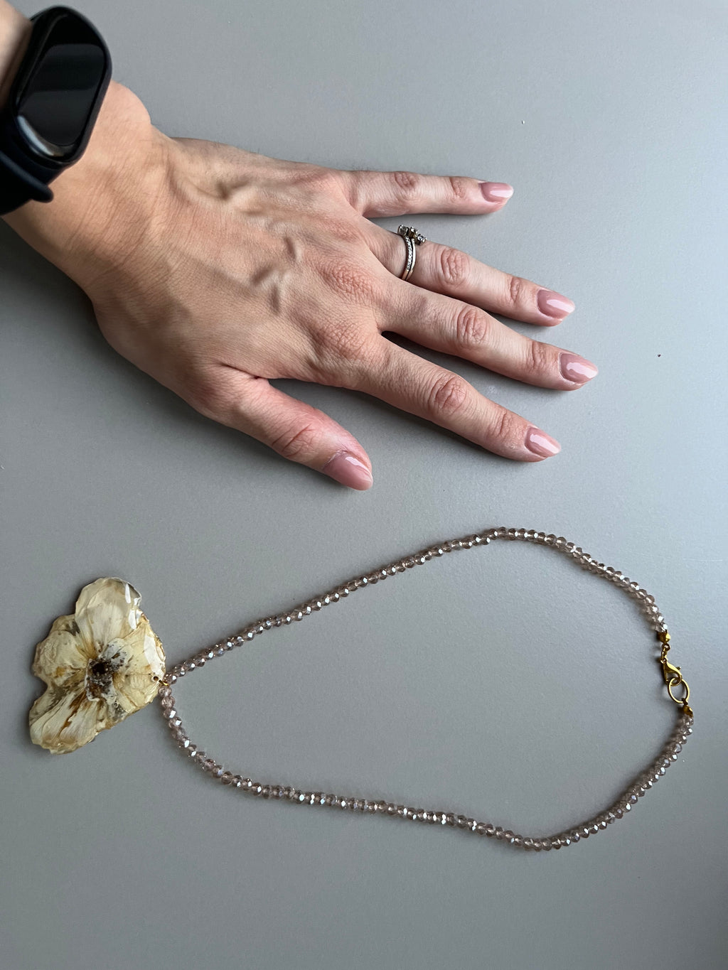 Collar corto flor pequeña blanca