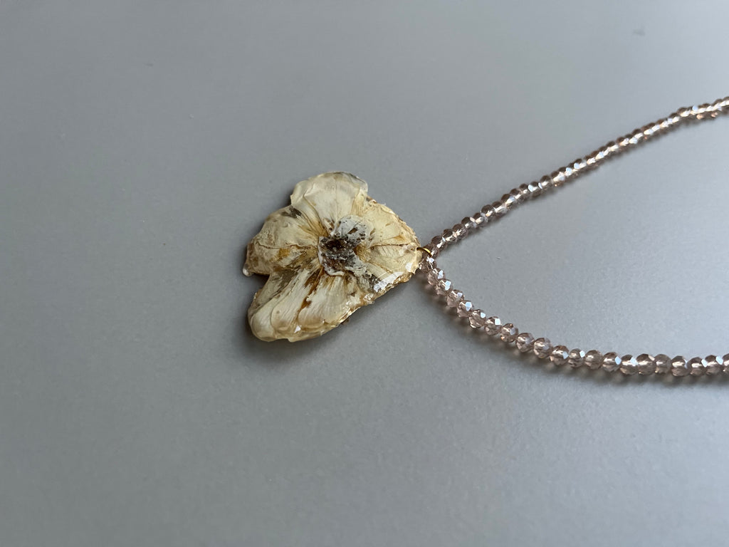 Collar corto flor pequeña blanca