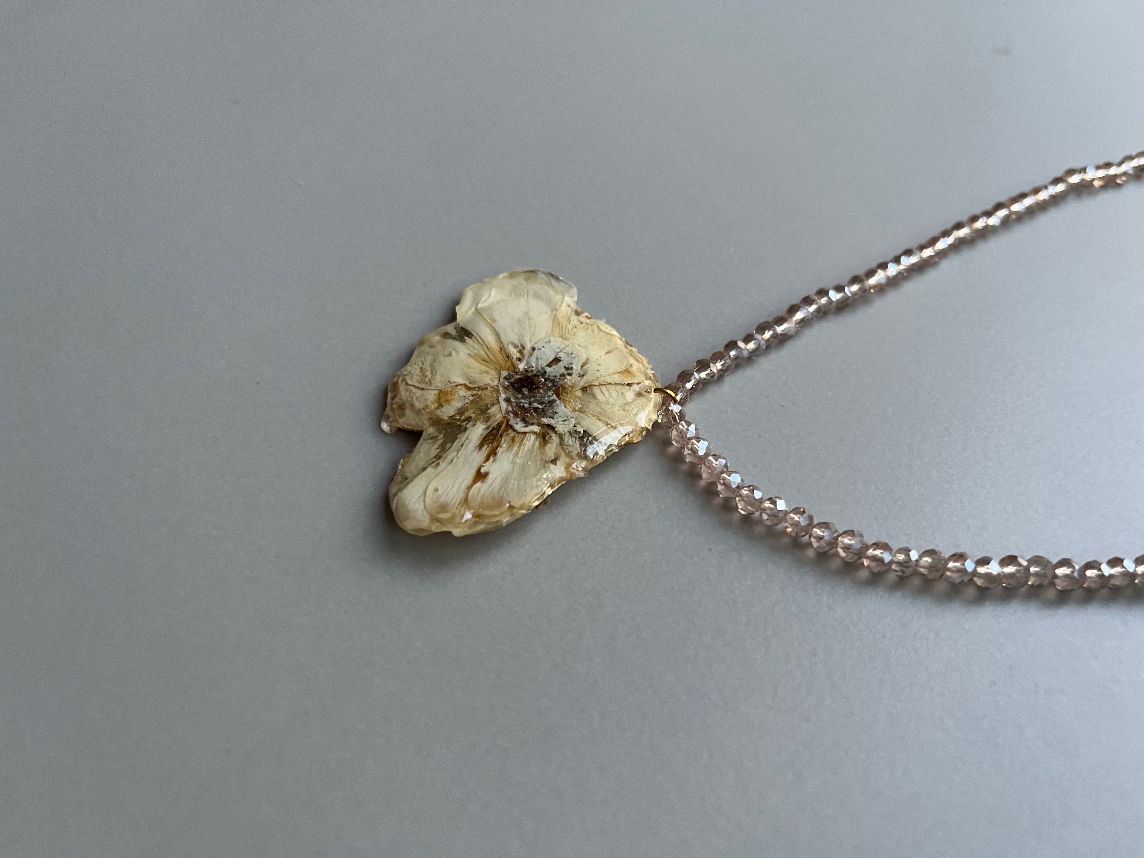 Collar corto flor pequeña blanca
