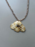Collar corto flor pequeña blanca