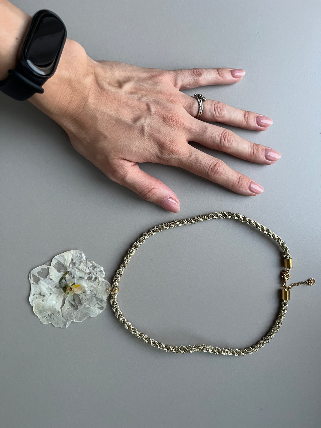 Collar corto adelfa blanca