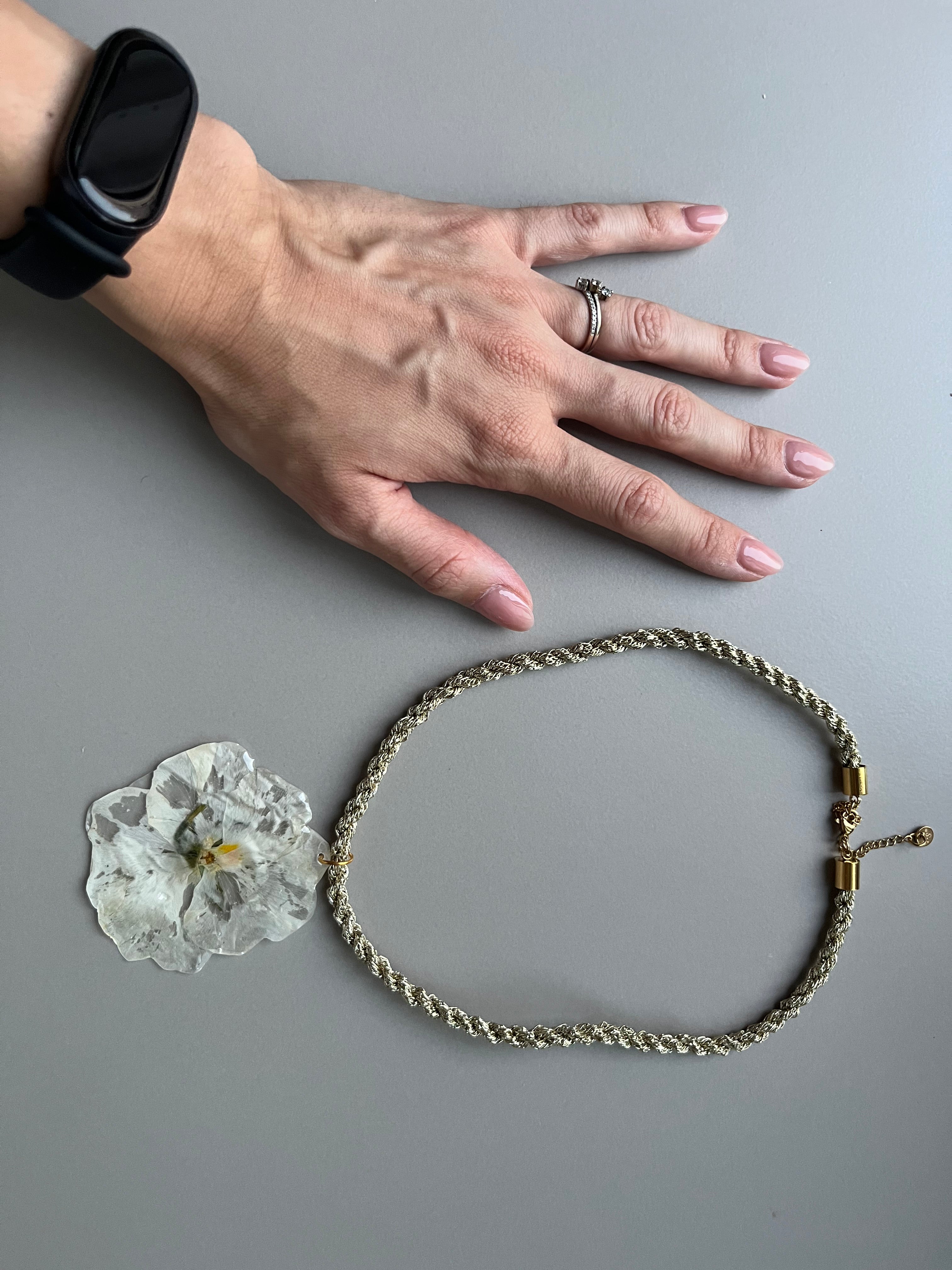 Collar corto adelfa blanca