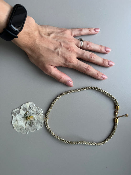 Collar corto adelfa blanca