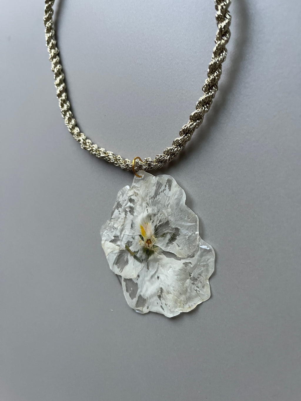 Collar corto adelfa blanca