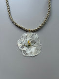 Collar corto adelfa blanca