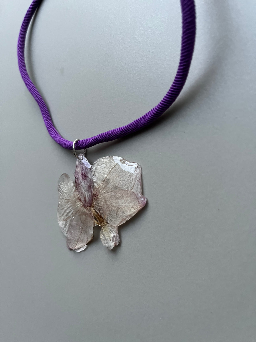 Collar corto orquídea pequeña