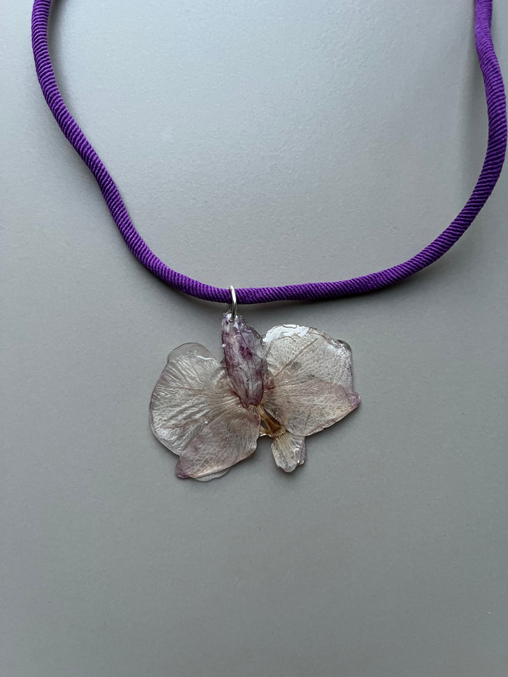 Collar corto orquídea pequeña