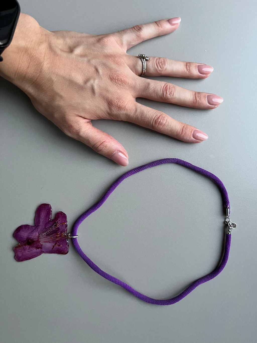 Collar corto flor pequeña morada